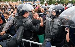Migrants push forward to be taken by Slovenian police officers from the Rigonce-Harmica border crossing to the registration center in the nearby Slovenian town of Brezice, on September 19, 2015 in Rigonce. AFP/ JURE MAKOVEC)