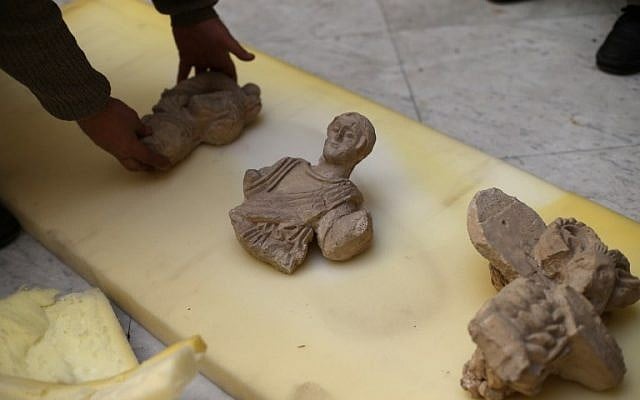 Damascus Museum employees wrapping archaeological artifacts into boxes to protect them from being damaged, March 24, 2015. (AFP/JOSEPH EID) Damascus Museum employees wrapping archaeological artifacts into boxes to protect them from being damaged, March 24, 2015. (AFP/JOSEPH EID)