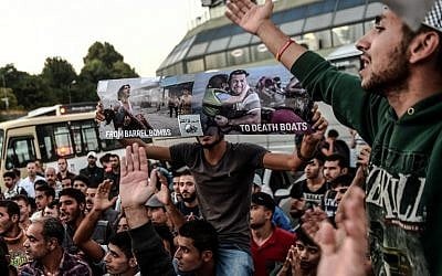 Migrants and refugees demonstrate at Istanbul's Esenler Bus Terminal as they wait for buses to the Turkish-Greek border after authorities withheld tickets to Turkish border towns on September 18, 2015. (AFP PHOTO/OZAN KOSE)