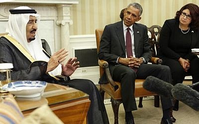 US President Barack Obama speaks with King Salman of Saudi Arabia in the Oval Office at the White House in Washington, DC on September 4, 2015. (AFP Photo/Yuri Gripas)