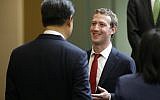 Chinese President Xi Jinping, left, talks with Facebook Chief Executive Mark Zuckerberg, right, during a gathering of CEOs and other executives at Microsoft's main campus in Redmond, Washington, Wednesday, September 23, 2015 (AFP PHOTO / POOL / TED S. WARREN)