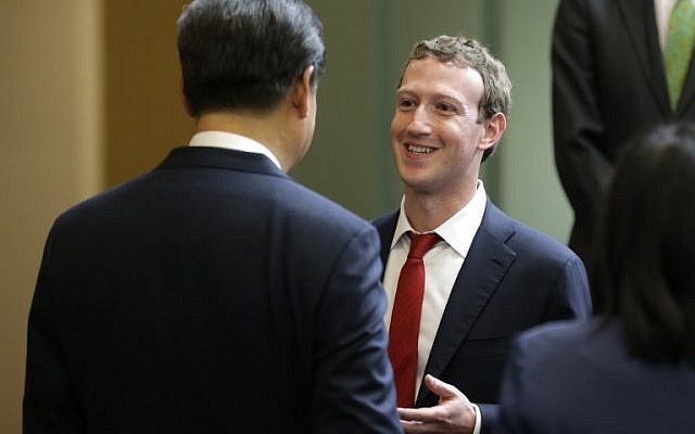 Chinese President Xi Jinping, left, talks with Facebook Chief Executive Mark Zuckerberg, right, during a gathering of CEOs and other executives at Microsoft's main campus in Redmond, Washington, Wednesday, September 23, 2015 (AFP PHOTO / POOL / TED S. WARREN) Chinese President Xi Jinping, left, talks with Facebook Chief Executive Mark Zuckerberg, right, during a gathering of CEOs and other executives at Microsoft's main campus in Redmond, Washington, Wednesday, September 23, 2015 (AFP PHOTO / POOL / TED S. WARREN)