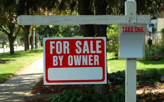 A FSBO sign on a lawn (Courtesy)