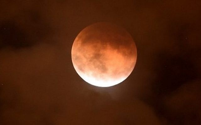 The 2015 blood moon is seen on September 27, 2015 in Burbank California. (Kevin Winter/Getty Images/AFP) The 2015 blood moon is seen on September 27, 2015 in Burbank California. (Kevin Winter/Getty Images/AFP)
