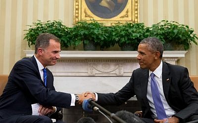 President Barack Obama shakes hands with Spain's King Felipe VI, Tuesday, September 15, 2015, in the Oval Office of the White House in Washington. (Andrew Harnik/AP)