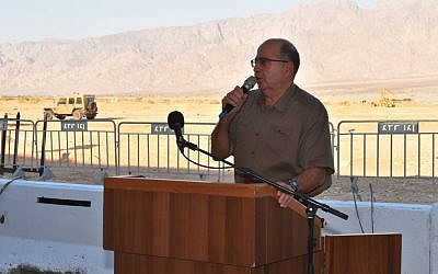 Moshe Ya'alon visits the route of a planned fence along the southern part of Israel's border with Jordan (Ariel Harmoni/ Security Ministry)
