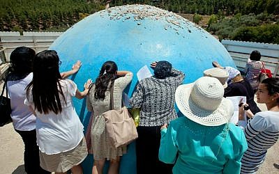 Jewish women pray for a good marriage partner at the tomb of Rabbinic sage Yonatan Ben Uzziel, in Amuka, Northern Israel, June 24, 2014. (Moshe Shai/FLASH90)