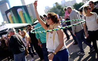 Dancing on the plaza of the Tel Aviv Museum of Art during one of the museum's many open-to-the-public evenings (Tomer Neuberg/Flash 90)