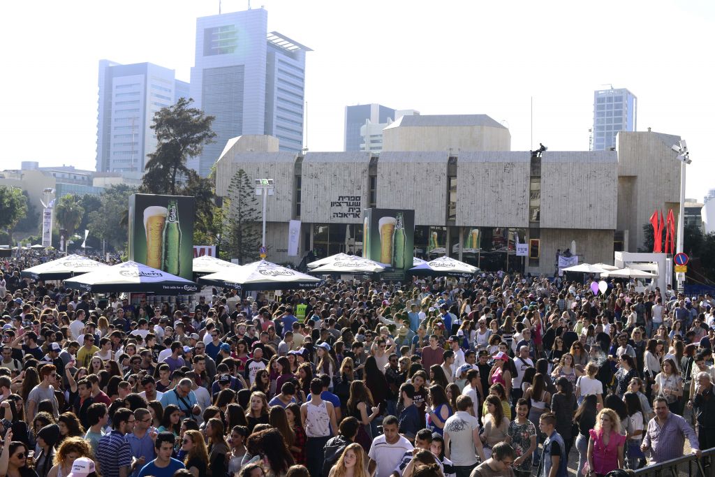 A dance party on the grounds of the Tel Aviv Museum of Art last December (Tomer Neuberg/Flash 90)