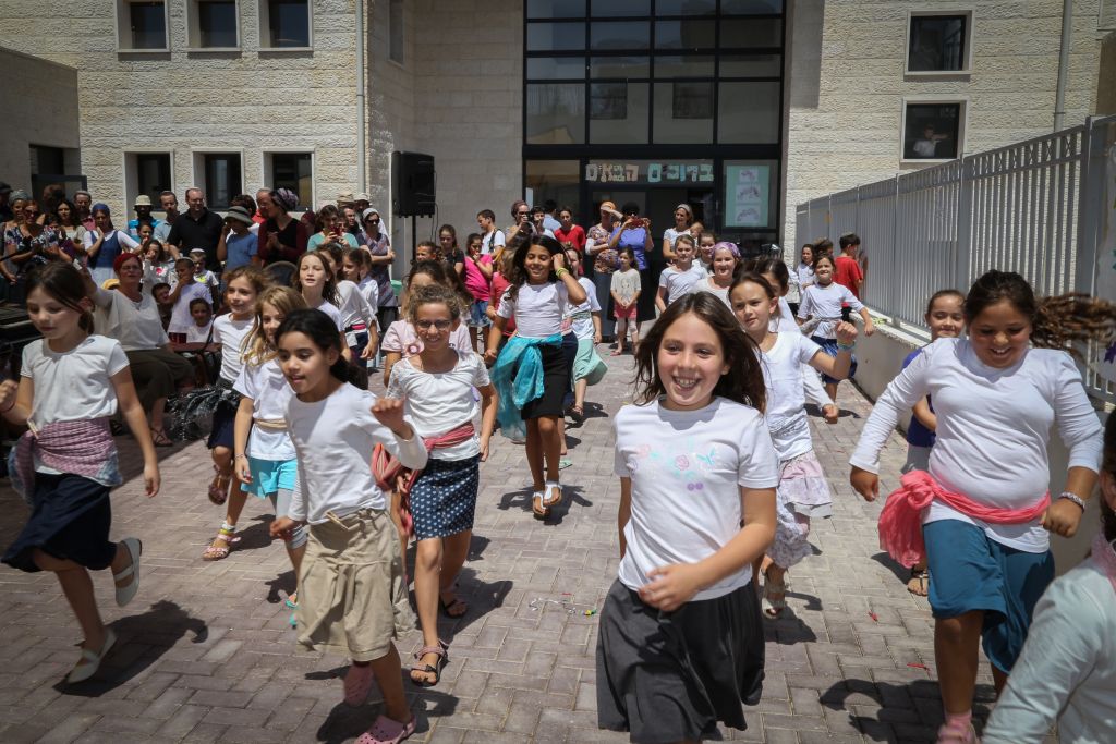 Kids on their way out of school on day one, September 1 (Gershon Elinson/Flash 90)
