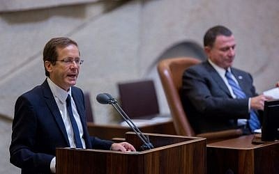 Zionist Union party leader Isaac Herzog addresses the Knesset on September 2, 2015, during the state budget vote for 2015-2016. (Photo by Yonatan Sindel/Flash90)