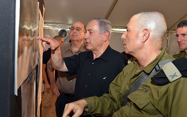Benjamin Netanyahu, center, with Defense Minister Moshe Ya'alon, background, with army officials during a visit to Israel's southern border with Jordan on September 6, 2015. (Ariel Hermoni/Defense Ministry)
