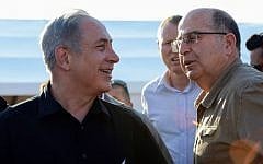 Defense Minister Moshe Ya'alon and Prime Minister Benjamin Netanyahu visit Israel's border with Jordan on September 6, 2015. (Haim Zach/GPO)