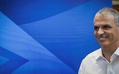 Finance Minister Moshe Kahlon arrives at the weekly cabinet meeting in Jerusalem on September 6, 2015. (Ohad Zwigenberg/POOL)