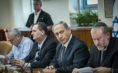 Prime Minister Benjamin Netanyahu at a cabinet meeting in Jerusalem on September 6, 2015. (Ohad Zwigenberg/POOL)