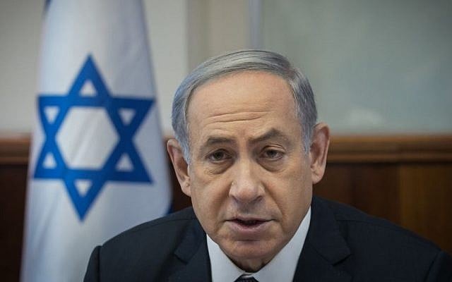 Prime Minister Benjamin Netanyahu leads the weekly cabinet meeting in Jerusalem, September 6, 2015. (Ohad Zwigenberg/POOL) 