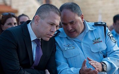 Public Security Minister Gilad Erdan (L) speaks with Deputy Police Commissioner Bentzi Sau in Jerusalem on September 7, 2015. (Yonatan Sindel/Flash90) Public Security Minister Gilad Erdan (left) speaks with Deputy Police Commissioner Bentzi Sau in Jerusalem on September 7, 2015. (Yonatan Sindel/Flash90)