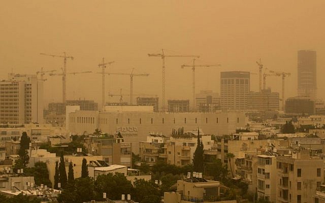 View of the Tel Aviv skyline in a dense sandstorm, September 08, 2015. (Miriam Alster/Flash90)