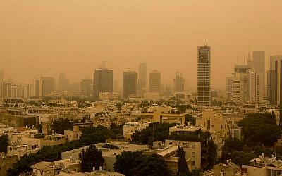 View of the Tel Aviv skyline in a dense sandstorm, September 08, 2015. (Miriam Alster/Flash90)