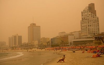 The Tel Aviv beach seen as a sand storm hits Israel on September 08, 2015. (Miriam Alster/Flashh90)