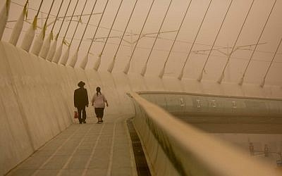 Residents walk near the Chords Bridge in Jerusalem, September 8, 2015, as a sandstorm settles on the city. (Yonatan Sindel/Flash90) Residents walk near the Chords Bridge in Jerusalem, September 8, 2015, as a sandstorm settles on the city. (Yonatan Sindel/Flash90)