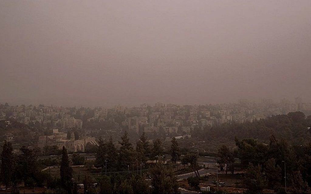 View of Jerusalem on the second day of a heavy sandstorm that covered Israel, September 9, 2015. (Yaniv Nadav/Flash90)