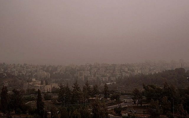 View of Jerusalem on the second day of a heavy sandstorm that covered Israel, September 9, 2015. (Yaniv Nadav/Flash90)