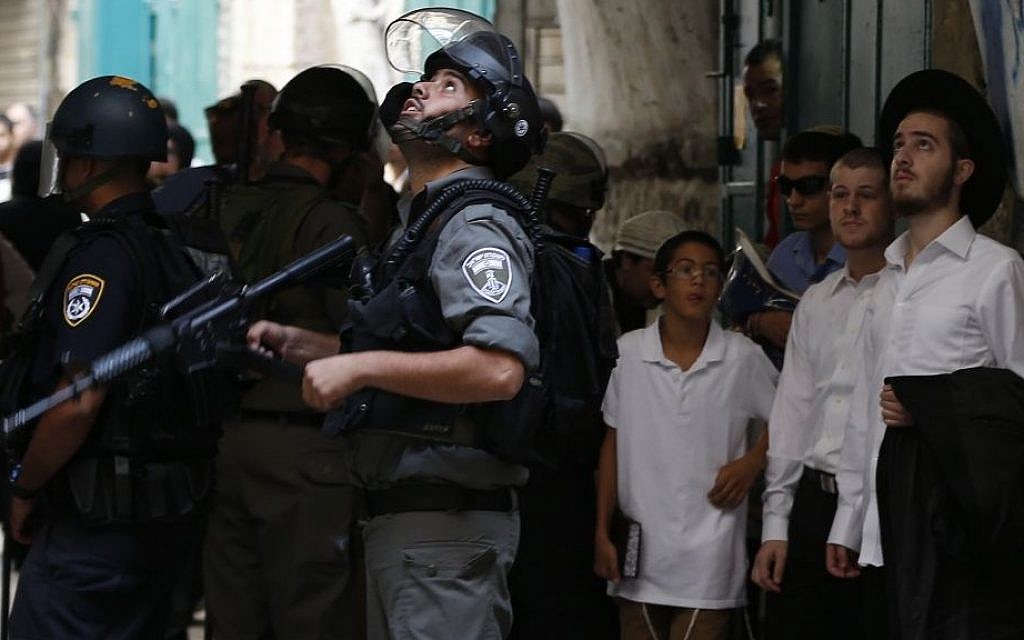 Israeli Border Police during clashes in and around the Temple Mount compound in Jerusalem's Old City on September 15, 2015 (Flash90)