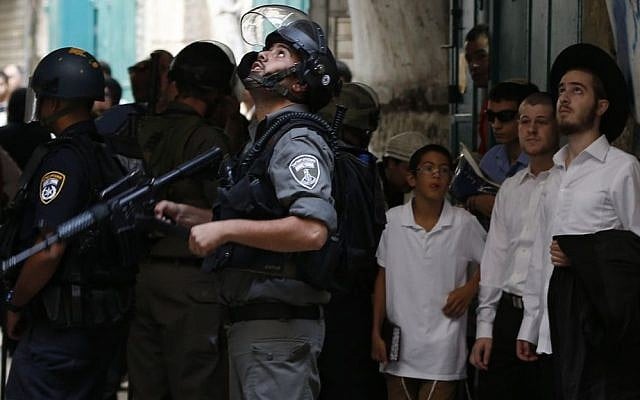 Israeli Border Police during clashes in and around the Temple Mount compound in Jerusalem's Old City on September 15, 2015 (Flash90)