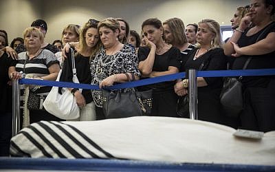 Friends and family attend the funeral of 64-year-old Alexander Levlovitz on September 16, 2015. (Hadas Parush/FLASH90)