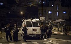 Israeli Border Police close the entrance to the Arab town of Sur Baher, near the location of the deadly attack against Alexander Levlovitz, on Sept. 16, 2015. (Hadas Parush/FLASH90)