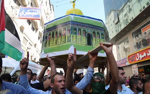 Palestinian protesters at a demonstration in solidarity with protesters at the al-Aqsa Mosque compound in Jerusalem's Old City, in the West Bank city of Ramallah, September 18, 2015. (Flash90) Palestinian protesters at a demonstration in solidarity with protesters at the al-Aqsa Mosque compound in Jerusalem's Old City, in the West Bank city of Ramallah, September 18, 2015. (Flash90)