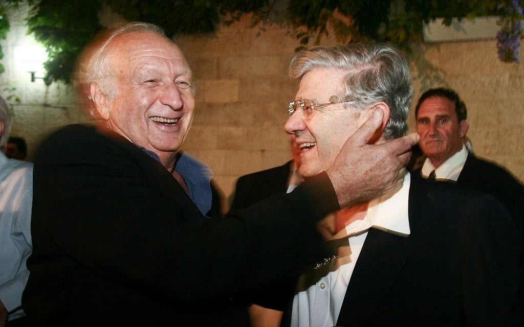 Mishael Cheshin, left, and Aharon Barak at a ceremony in Jerusalem on October 18, 2006. (FLASH90)