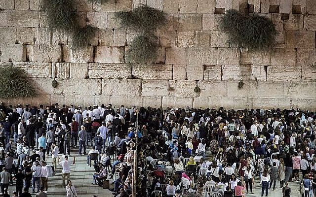 Thousands of Jewish people gather for a mass prayer for forgiveness (slichot) at the Western Wall in Jerusalem's Old City, on the night before Yom Kippur on September 21, 2015. (Hadas Parush/Flash90)
