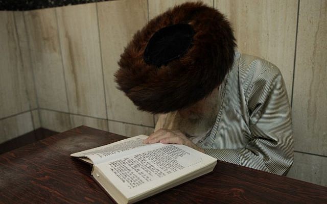 Ultra Orthodox Jewish men dressed in white robes prays in a synagogue in the ultra orthodox Jewish neighborhood of Mea Shearim in Jerusalem, a few hours before the start of Yom Kippur on September 22, 2015. (FLASH90)