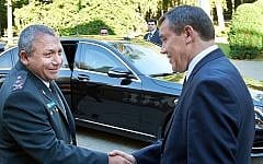IDF Chief of Staff Gadi Eisenkot (L) meets with the Russian army Chief of Staff Valery Grasimov in Moscow, Russia, on September 21, 2015 (Israel Defense Forces)