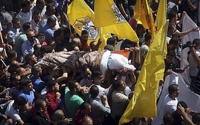 Mourners carry the body of 21-year-old Palestinian Dia al-Talahmeh during his funeral in the West Bank city of Hebron, on Sept. 22, 2015. Dia al-Talahmeh was killed early Tuesday during the clashes with the Israeli army in Hebron. (Photo by Flash90)