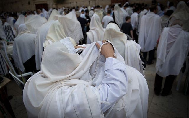 Jewish worshipers cover themselves with prayer shawls as they pray in front of the Western Wall, in Jerusalem's Old City, during Passover, April 6, 2015. Yonatan Sindel/Flash90) Jewish worshipers cover themselves with prayer shawls as they pray in front of the Western Wall, in Jerusalem's Old City, during Passover, April 6, 2015. Yonatan Sindel/Flash90)