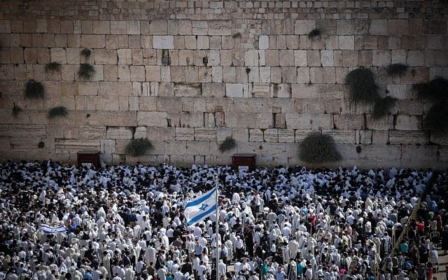 Thousands gather at the Western Well for the annual Sukkot priestly blessing ceremony, September 30, 2015. (Photo by Flash90) Thousands gather at the Western Well for the annual Sukkot priestly blessing ceremony, September 30, 2015. (Photo by Flash90)