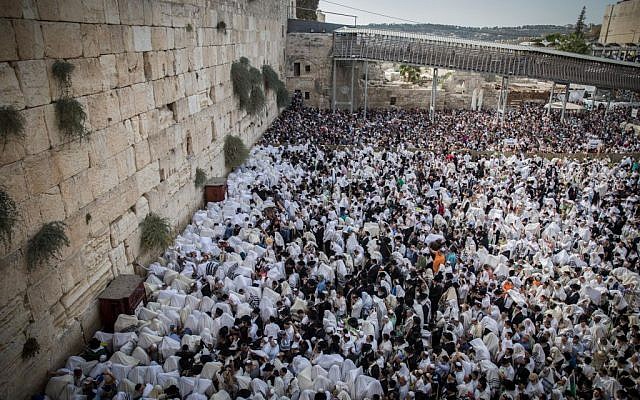 Thousands gather at the Western Well for the annual Sukkot priestly blessing ceremony, September 30, 2015. (Photo by Flash90) Thousands gather at the Western Well for the annual Sukkot priestly blessing ceremony, September 30, 2015. (Photo by Flash90)