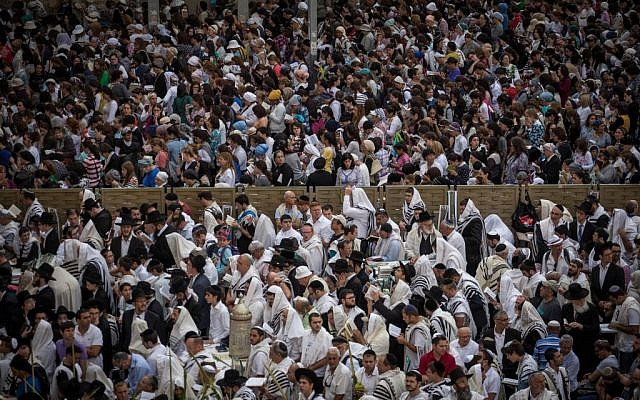 Thousands gather at the Western Well for the annual Sukkot priestly blessing ceremony, September 30, 2015. (Photo by Flash90) Thousands gather at the Western Well for the annual Sukkot priestly blessing ceremony, September 30, 2015. (Photo by Flash90)