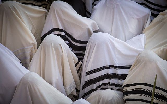 Thousands gather at the Western Well for the annual Sukkot priestly blessing ceremony, September 30, 2015. (Photo by Flash90) Thousands gather at the Western Well for the annual Sukkot priestly blessing ceremony, September 30, 2015. (Photo by Flash90)