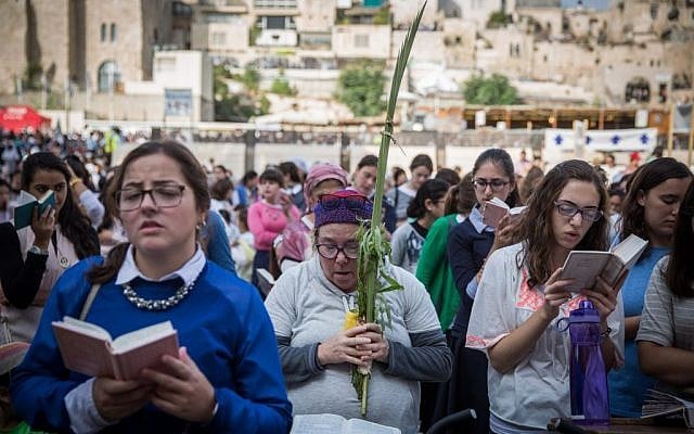 Thousands gather at the Western Well for the annual Sukkot priestly blessing ceremony, September 30, 2015. (Photo by Flash90) Thousands gather at the Western Well for the annual Sukkot priestly blessing ceremony, September 30, 2015. (Photo by Flash90)