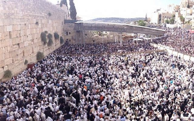 Thousands gather at the Western Well for the annual Sukkot priestly blessing ceremony, September 30, 2015. (Photo courtesy of Israel Police) Thousands gather at the Western Well for the annual Sukkot priestly blessing ceremony, September 30, 2015. (Photo courtesy of Israel Police)