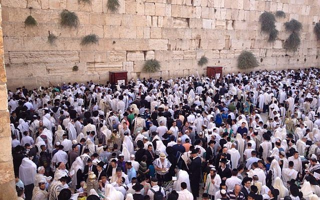 Thousands gather at the Western Well for the annual Sukkot priestly blessing ceremony, September 30, 2015. (Photo courtesy of Israel Police)