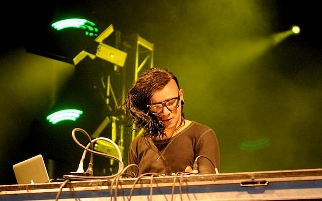 Skrillex performing live at the 2011 Ottawa Bluesfest. (CC BY-SA Wikimedia commons, Brennan Schnell)