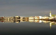 View of Reykjavik, with city hall at far left (CC BY-SA Maksim, Wikimedia Commons)