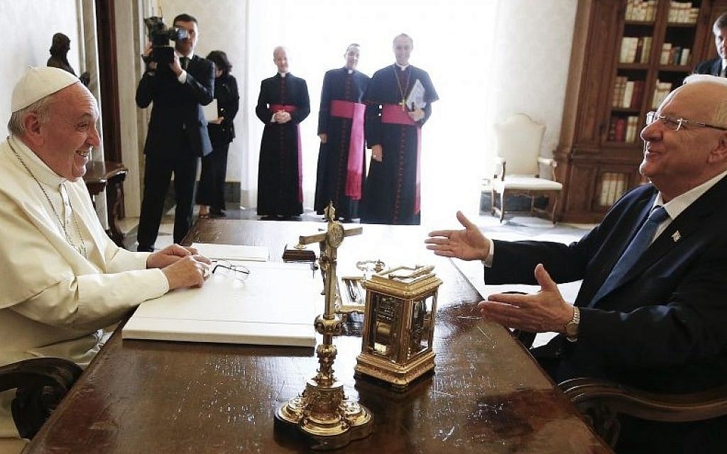 Pope Francis talks with President Reuven Rivlin during a private audience in the Pontiff's private library at the Vatican Thursday, September 3, 2015. (Tony Gentile/Reuters via AP Pool)