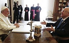 Pope Francis talks with President Reuven Rivlin during a private audience in the Pontiff's private library at the Vatican Thursday, September 3, 2015. (Tony Gentile/Reuters via AP Pool)