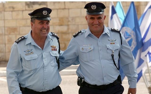 Former police chiefs Moshe Karadi (right) and Shlomo Aharonishki. (Yossi Zamir / Flash90) Former police chiefs Moshe Karadi (right) and Shlomo Aharonishki. (Yossi Zamir / Flash90)